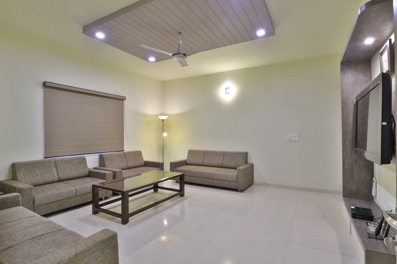 Capital O 47284 Atithi Resort Bharuch Exterior foto
